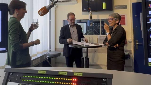 Anne-Käthi Kremer (links) spricht mir Kathrin Scholl und Stephan Müller über die Bildungsinitiative