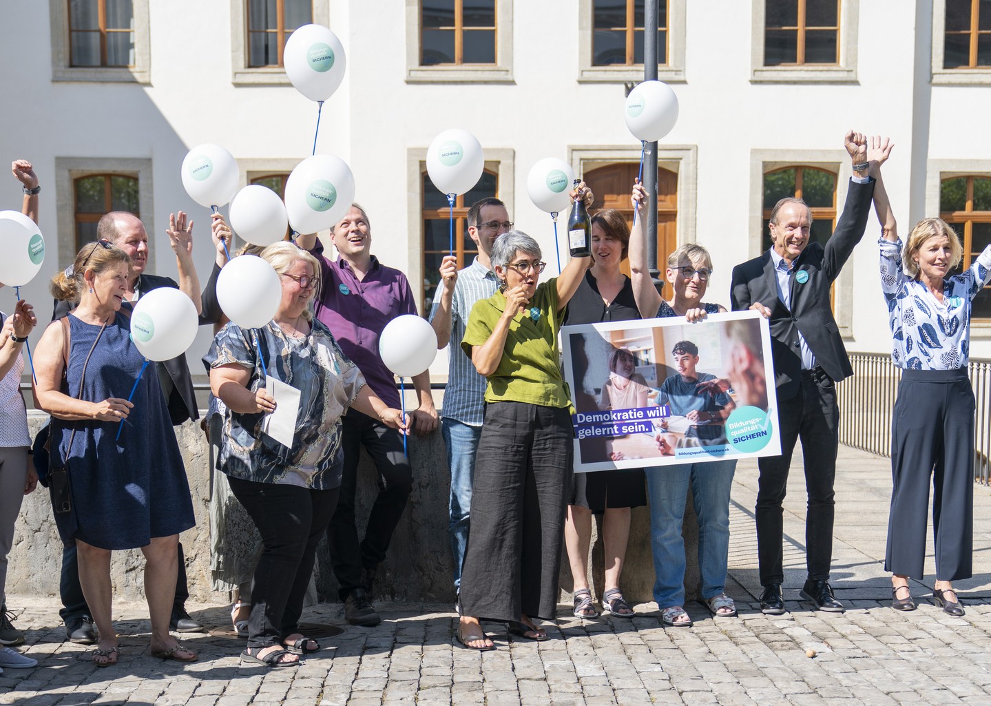 Der alv feiert die Einreichung der Unterschriften zu seiner Bildungsinitiative "Bildungsqualität sichern - JETZT!"